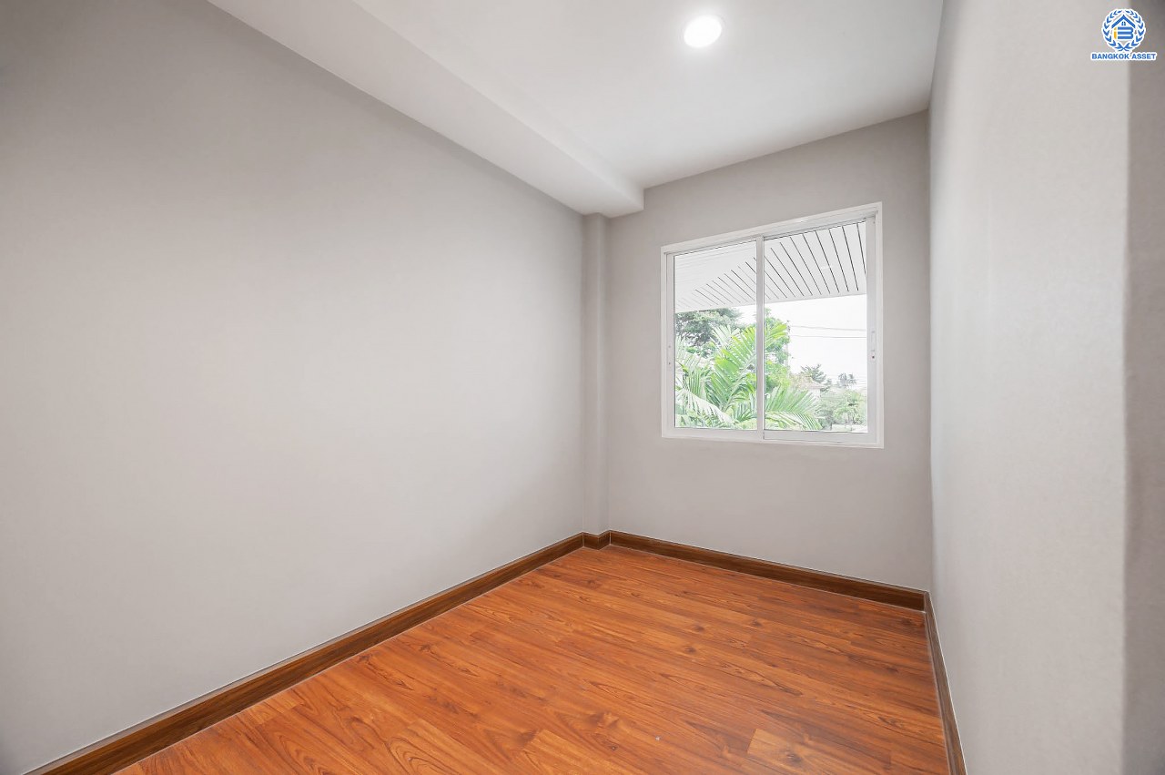 บ้านเดี่ยวมือสอง โครงการ เดอะวอเตอร์เฮ้าส์ กาญจนาฯ-บางบอน รองรับทุกความสุข เนื้อที่ 117.1 ตร.ว. ฟังก์ชัน 5 ห้องนอน 4 ห้องน้ำ 1 ห้องอเนกประสงค์ 1 ห้องแม่บ้าน จอดรถได้ 1 คัน บนทำเลใกล้รถไฟฟ้าสายสีน้ำเงิน "สถานีหลัก2" และจุดขึ้นทางด่วน "พระราม2" และ The Mall บางแค